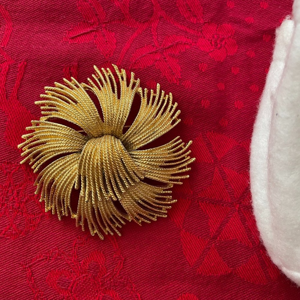 VINTAGE MONET GOLD TONE CORDELIA BROOCH 2-3/4"
